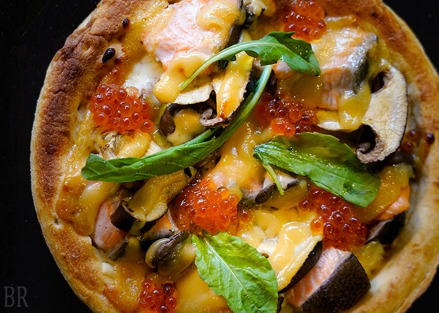 秋鮭と茸の香ばし薪焼きピザ
